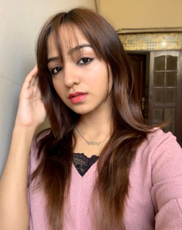 Influencer Muqaddas stuns in our Single Arabic Name Silver-Plated Necklace, capturing a mesmerizing selfie with her hand gently resting near her ear, showcasing the beauty of the necklace.