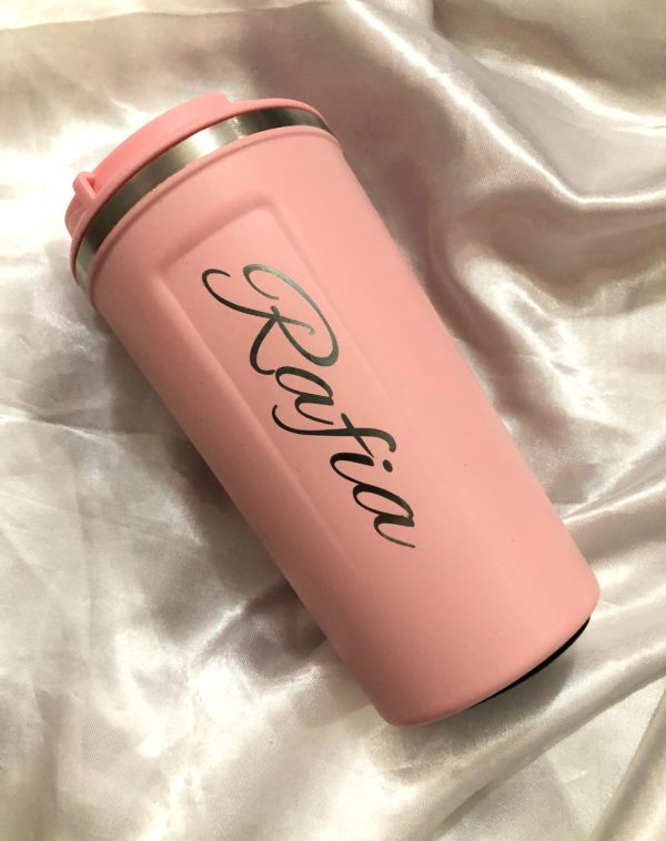 Personalized pink coffee mug with name engraved on the middle, displaying the changing temperature indicator on the cap.