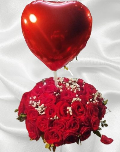 Balloon of Love Bouquet – A stunning bouquet of fresh red roses with a romantic heart-shaped balloon, perfect for Valentine's Day and special occasions.
