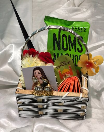 Henna Glow Basket – A beautiful Eid gift with Mehndi Cone, Nachos, Artificial Gajre, Hair Clip, Jhumkay, and Bangle Set.