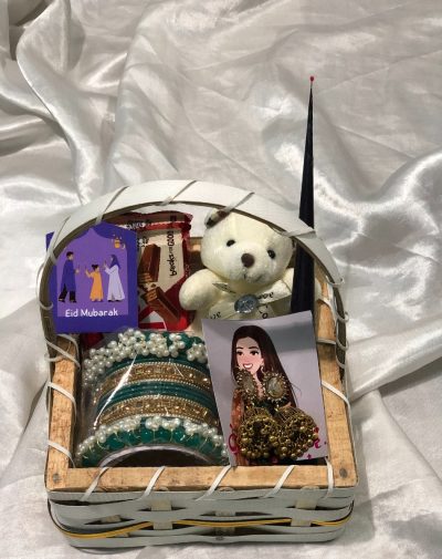 Moonlit Trinket Nest Basket – A luxury Eid gift basket online in Pakistan featuring a Teddy Bear Keychain, KitKat, Jhumkas, Bangle Set, and Mehndi Cone.